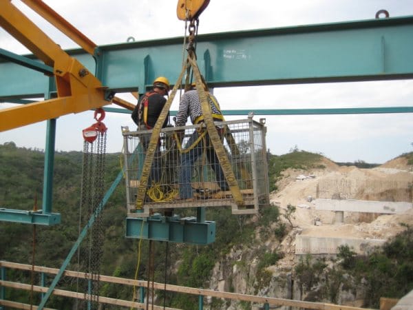Viaducto Cimarrón — superestructura del tablero — Izaje de plataformas inferiores de carros con gatos hidráulicos