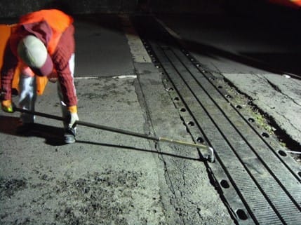 Puente sobre Av. de los Poetas — Suministro y colocación de juntas TECFLEX CTP-80